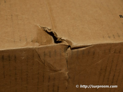 옆 모서리가 파손된 상자